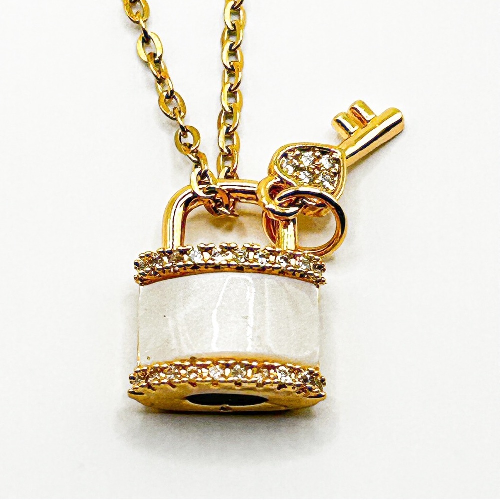 NWOT Beautiful mother of pearl padlock and key necklace 18k gold plated